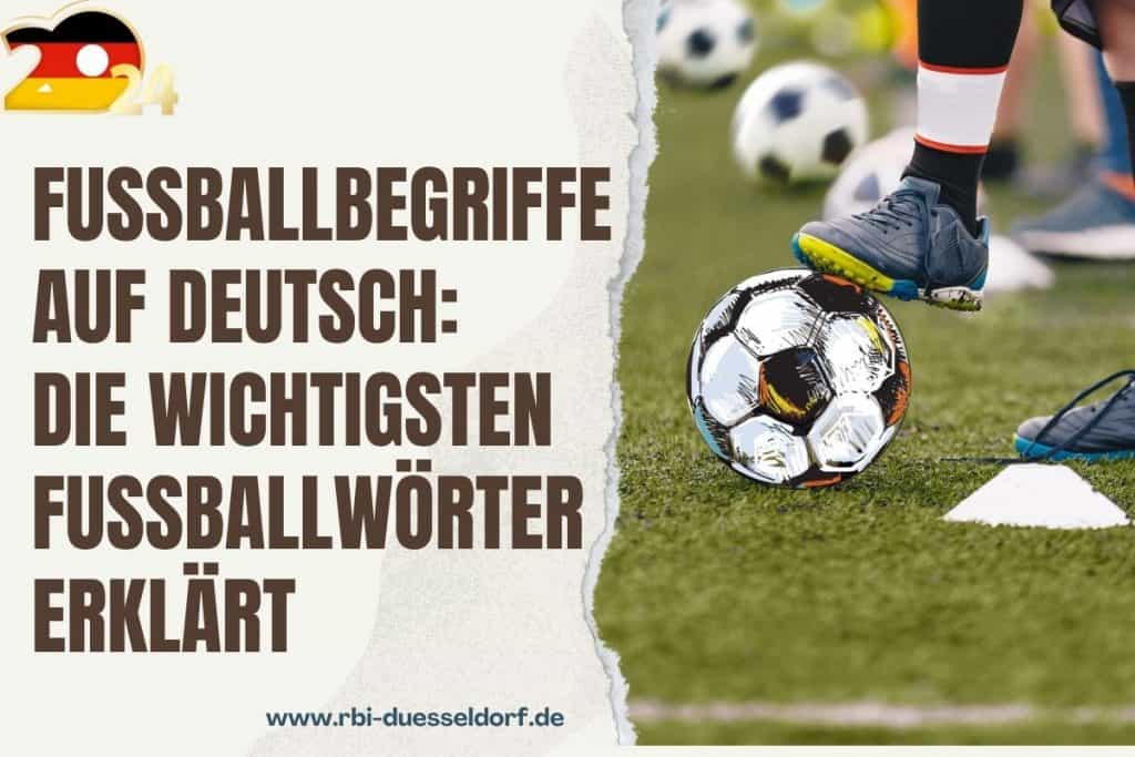 der text lautet: „fußballbegriffe auf deutsch: die wichtigsten fußballwörter erklärt.“ das bild zeigt eine nahaufnahme eines fußballs vor den füßen eines spielers auf einem kunstrasenplatz. website link unten.
